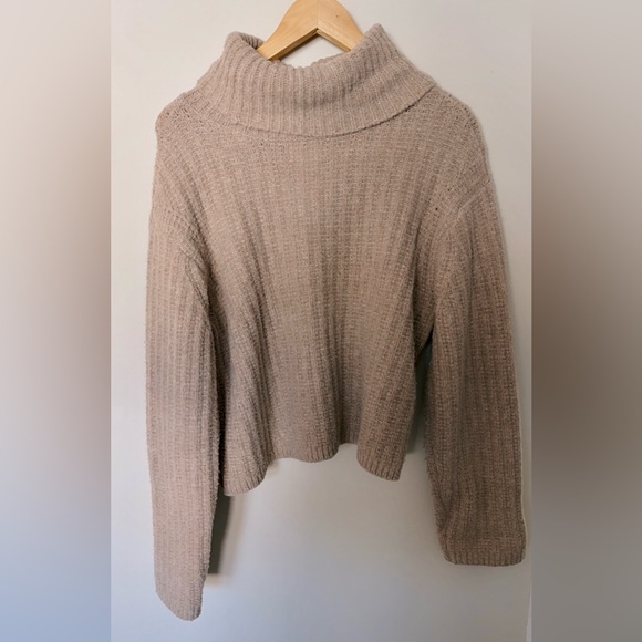 Universal Thread Sweaters - Universal Thread Beige Sweater